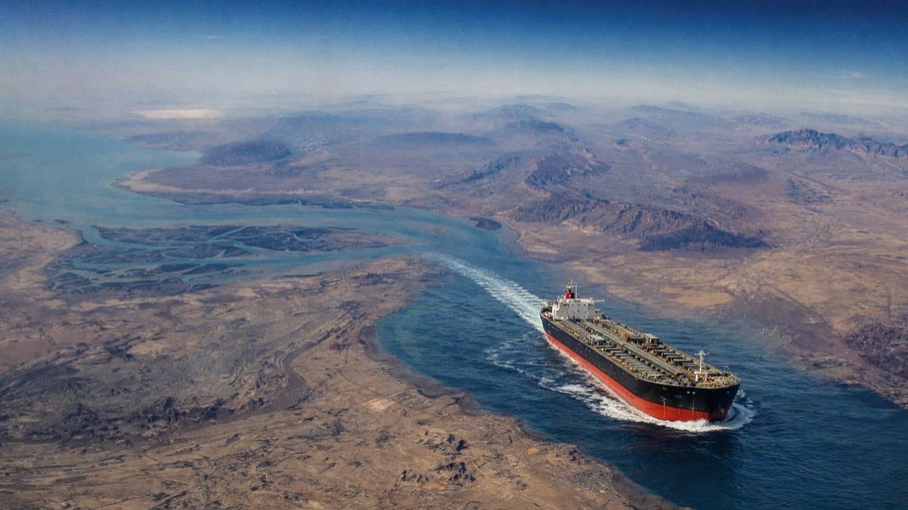 Körfez'de petrol tankeri, Hürmüz Boğazı haritası ile birlikte denizde seyir halinde.