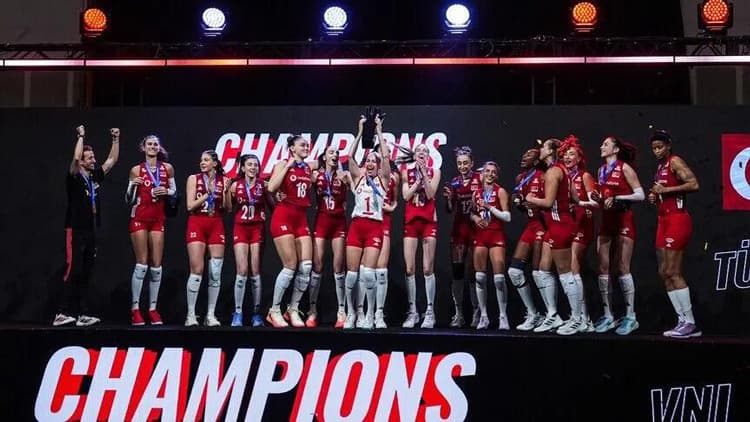 A Milli Kadın Voleybol Takımı oyuncuları, Sinan Erdem Spor Salonu'nda maça çıkıyor.