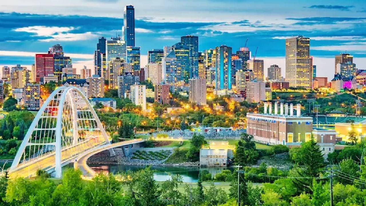 Kanada bayrağı ve Alberta haritası, bağımsızlık oylamasını temsil ediyor.
