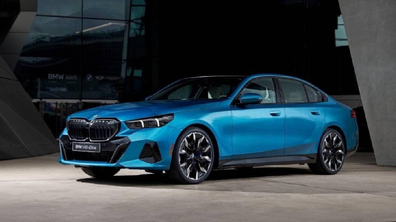 BMW model bir araç, tamirhanede kontrol edilirken.
