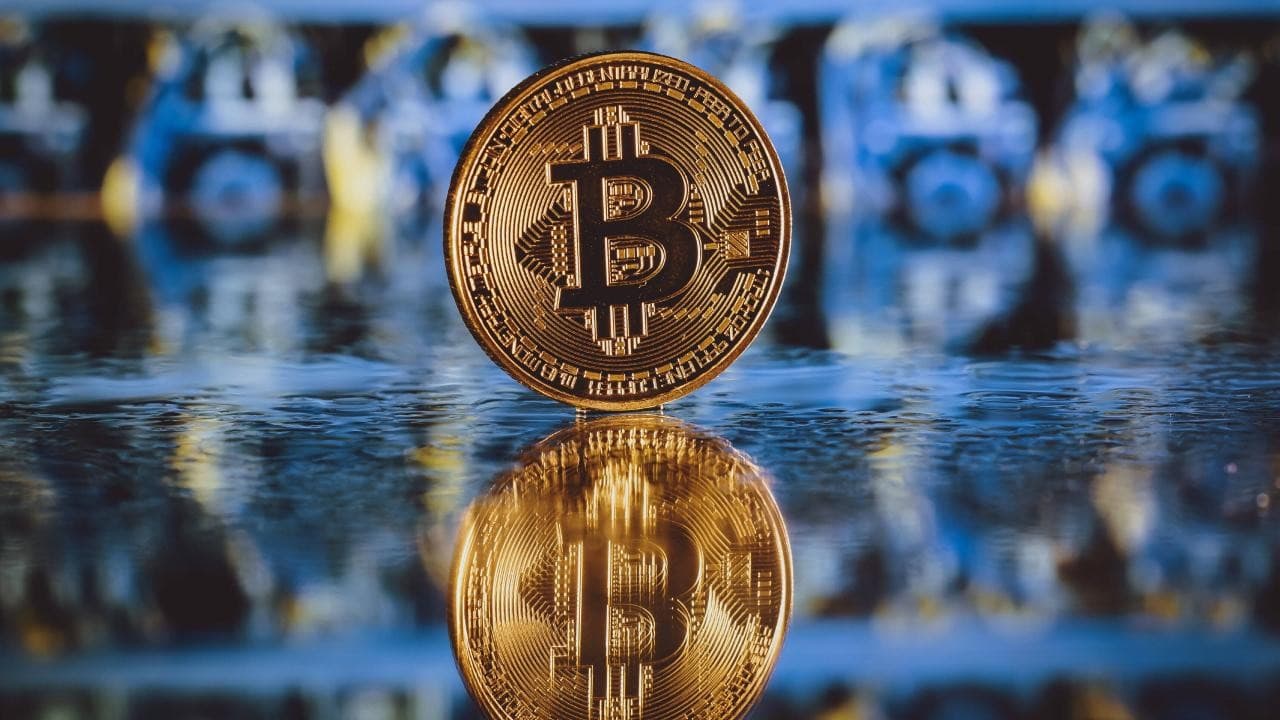 Bitcoin sembolü ve yükselen grafik.