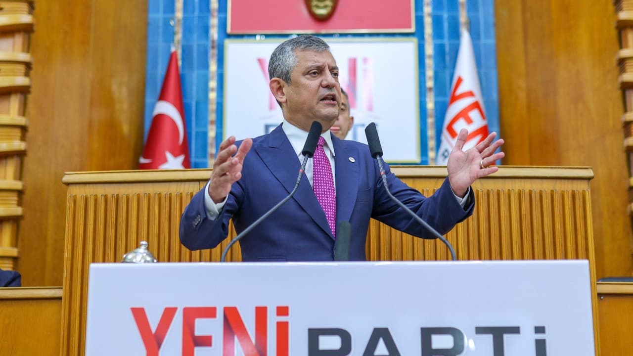 Özgür Özel, mikrofonlar önünde konuşma yaparken.