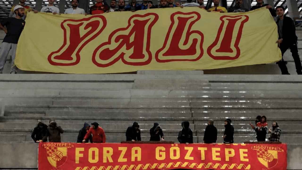 Polis ekipleri, İzmir'de bir adrese baskın düzenlerken.