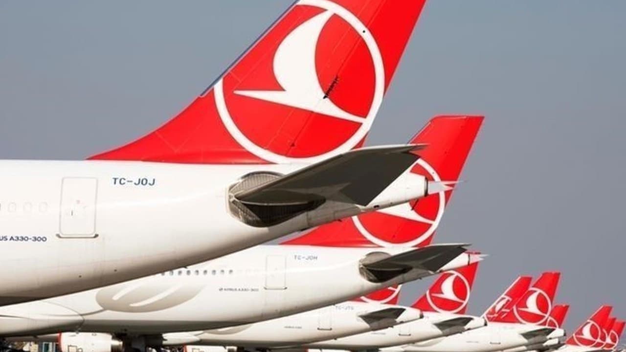 THY uçağı Asya'da bir havaalanına iniş yapıyor.
