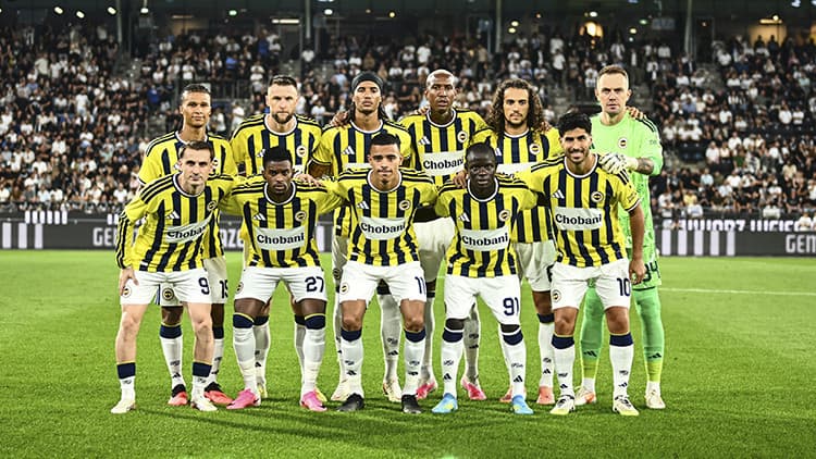 Fenerbahçe stadyumunda futbolcuların maç öncesi ısınma antrenmanı.