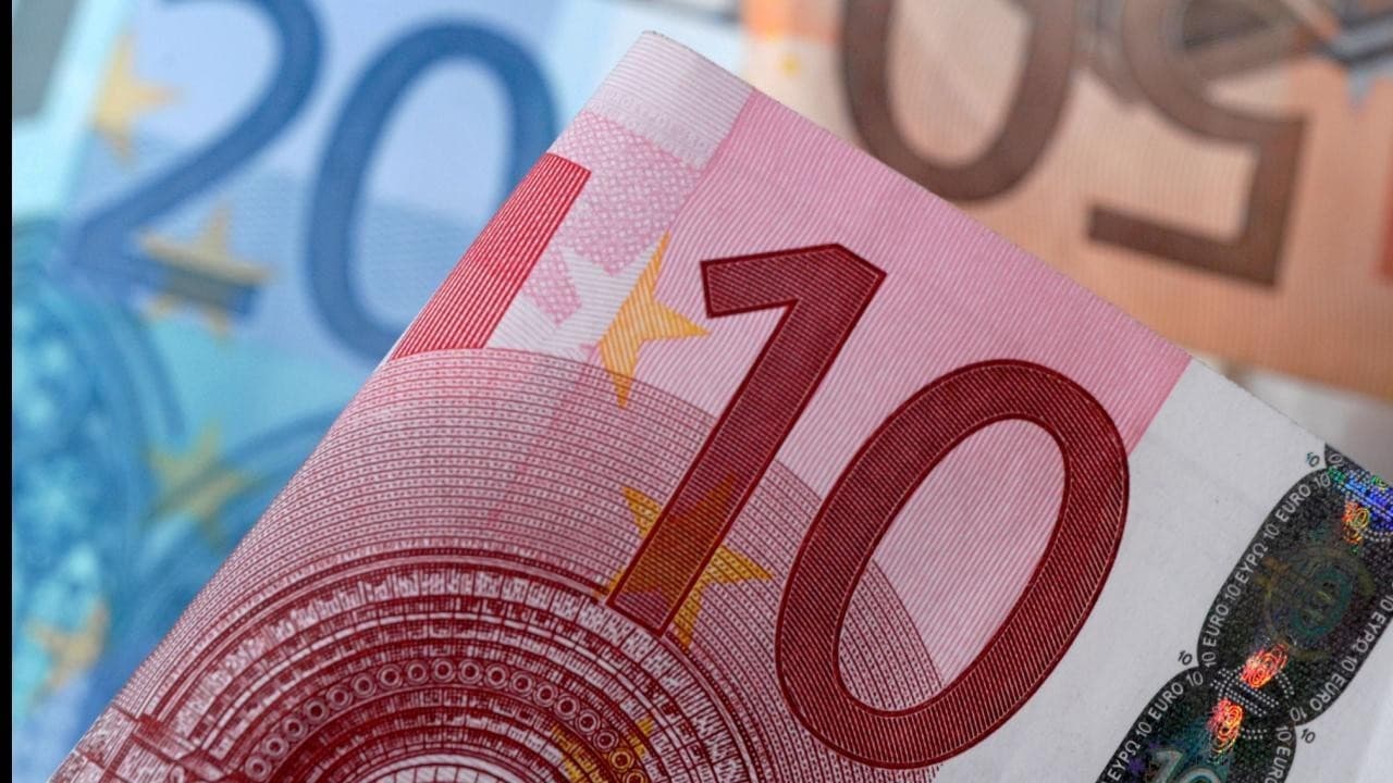 Euro Bölgesi'nin PMI verilerini gösteren bir grafik.