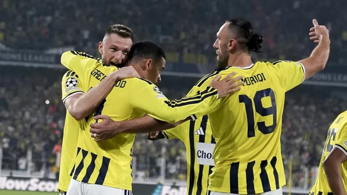 Lyon ve Fenerbahçe futbol takımları arasında oynanan bir maç.
