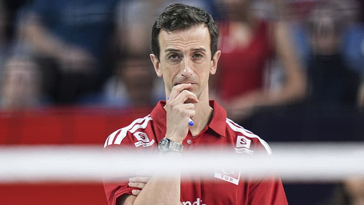 A Milli Kadın Voleybol Takımı oyuncuları sahada voleybol oynarken.