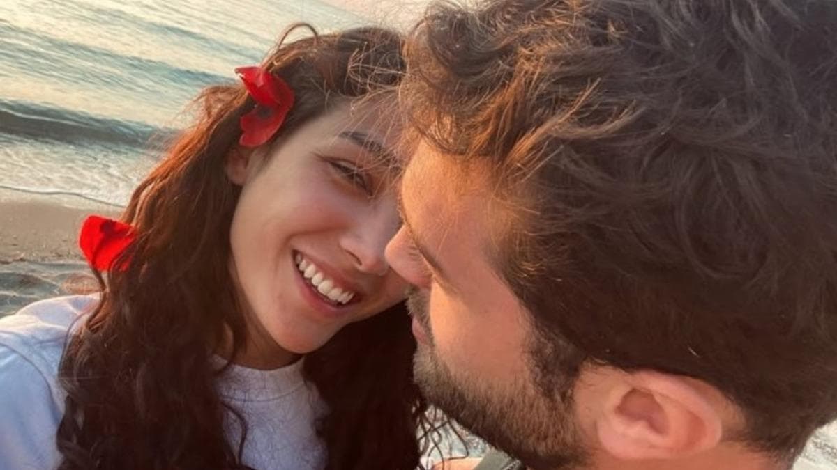 Aybüke Pusat ve Furkan Andıç’ın deniz kenarındaki tatil karesi, yanlarında Biricik adlı patili dostları.