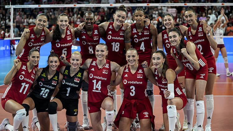 A Milli Kadın Voleybol Takımı oyuncuları, Avrupa Şampiyonası'ndaki maçta sevinçle kutlama yaparken.