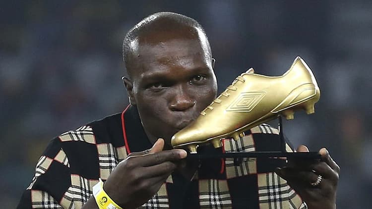 Vincent Aboubakar'ın bir futbol maçında sahada topa yöneldiği an.