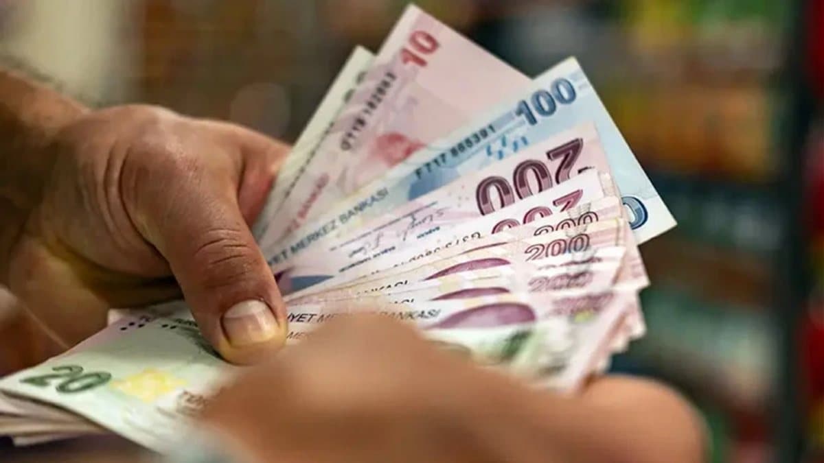 SGK hizmet merkezi önünde belge ve ödeme planı evraklarını inceleyen kişiler.