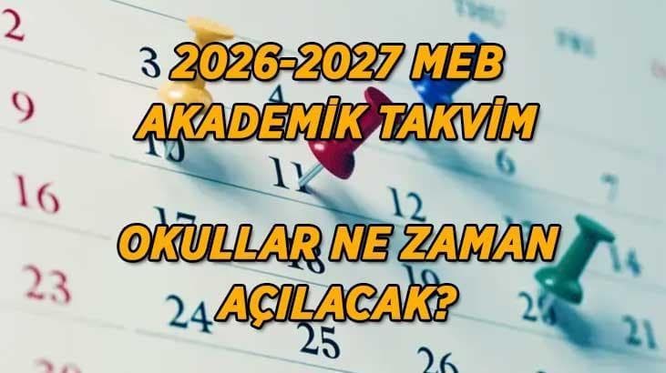 Okul binası önünde eğitim öğretim yılının başlamasını bekleyen öğrenciler