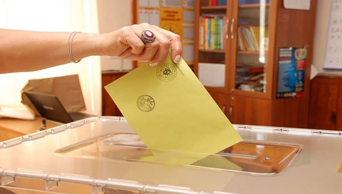 Asal Araştırma seçim anketi sonuçlarını gösteren grafik veya siyasi liderlerin yer aldığı görsel