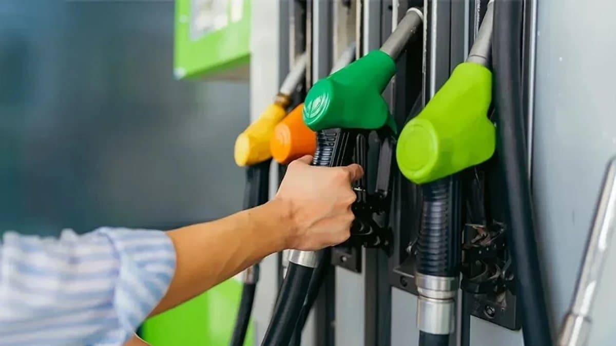 Bir akaryakıt istasyonundaki benzin pompası ve yakıt fiyat panosu.