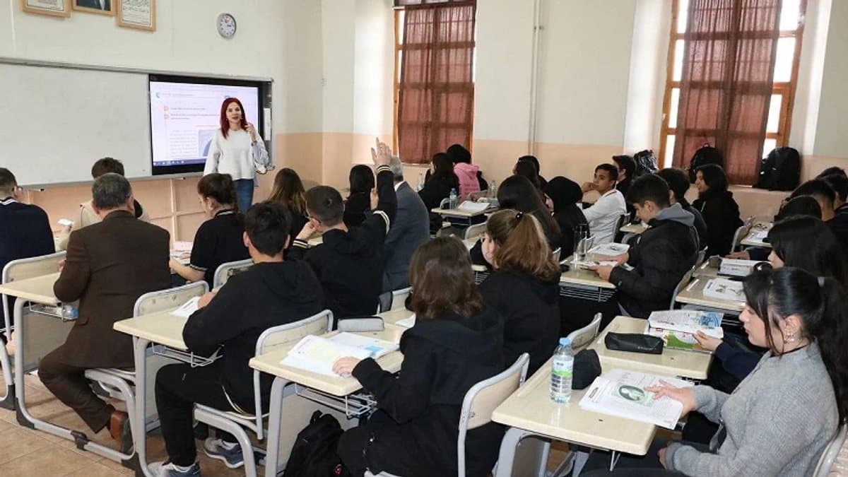 Liseler ne zaman açılacak? İlk ara tatil ne zaman, MEB 2026-2027 eğitim sezonu takviminde hangi tarihler var?