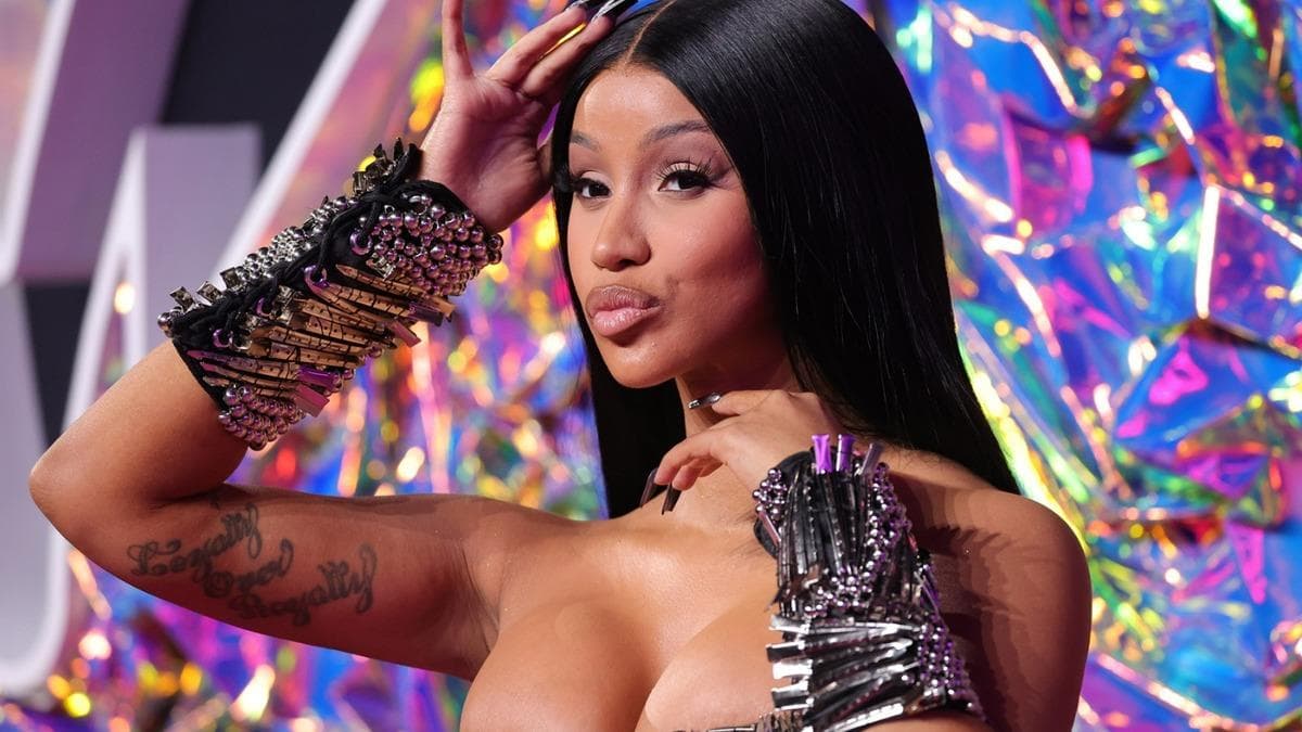 Cardi B'nin farklı renklerdeki çantalarının yer aldığı koleksiyon görüntüsü.