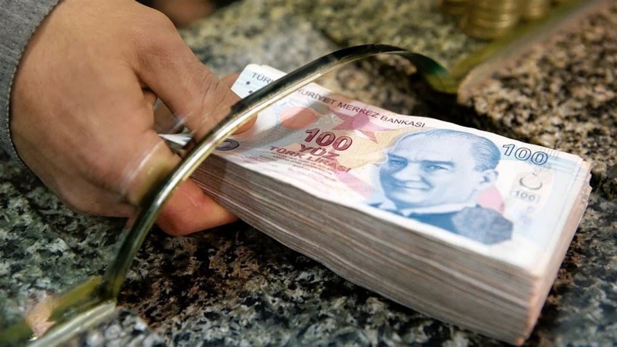 Banka kartı ve evrak inceleyen emekli müşteri.