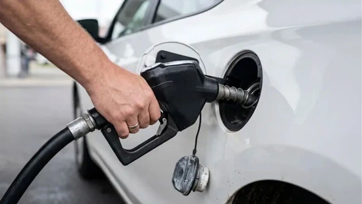 Akaryakıt istasyonundaki benzin, motorin ve LPG pompaları