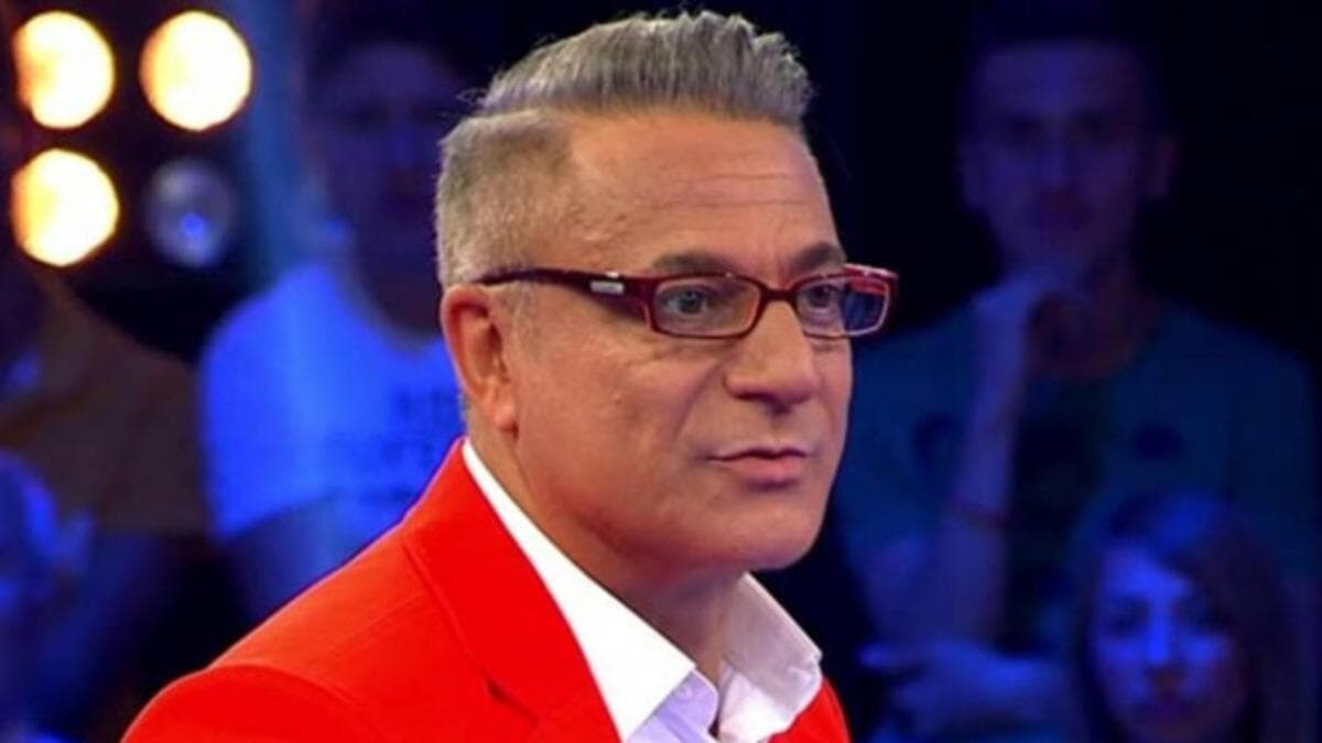 Mehmet Ali Erbil ve Yunus Bülbül, Eskişehir'deki sıra gecesinde mikrofonla sahnede.