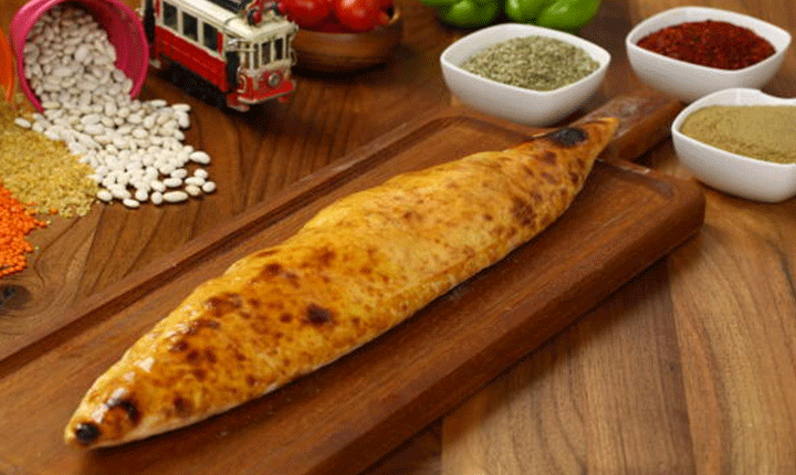 Kıymalı kır pidesinde çiğ harç yöntemi: 200 derecede pişiyor