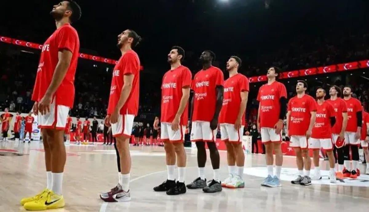 Basketbol sahasında mücadele eden Türkiye A Milli Erkek Basketbol Takımı oyuncuları.