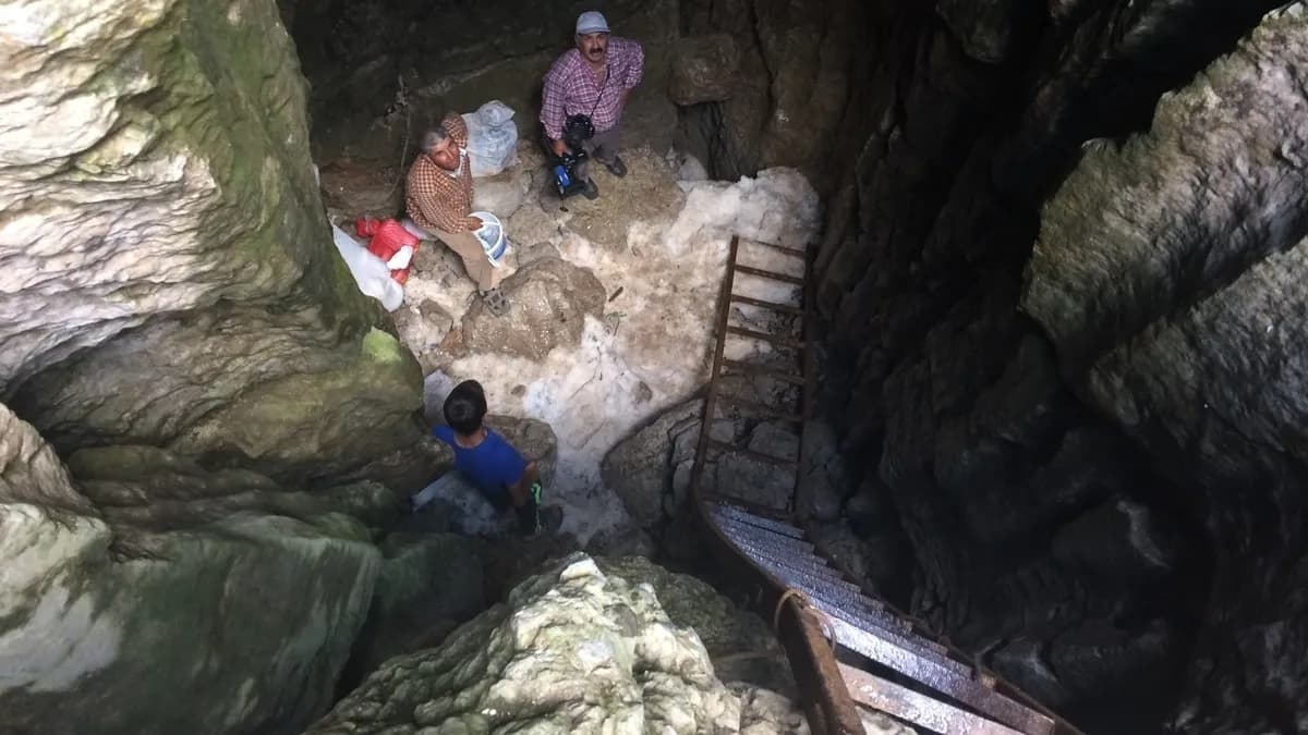 Antalya Akseki'deki Çimi Yaylası'nda kar obruğunda saklanan peynir kapları
