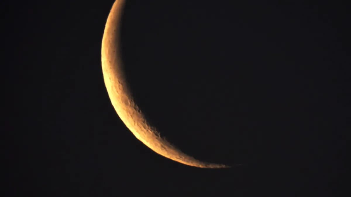 Gece gökyüzünde Dünya'nın gölgesine giren Ay