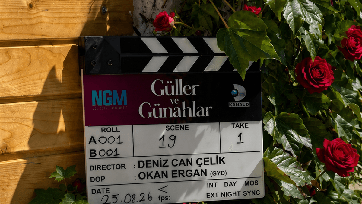 Güller ve Günahlar dizisinin İstanbul'daki ikinci sezon çekimlerinde kamera ve klaket ekipmanlarıyla hazırlık yapan set ekibi.
