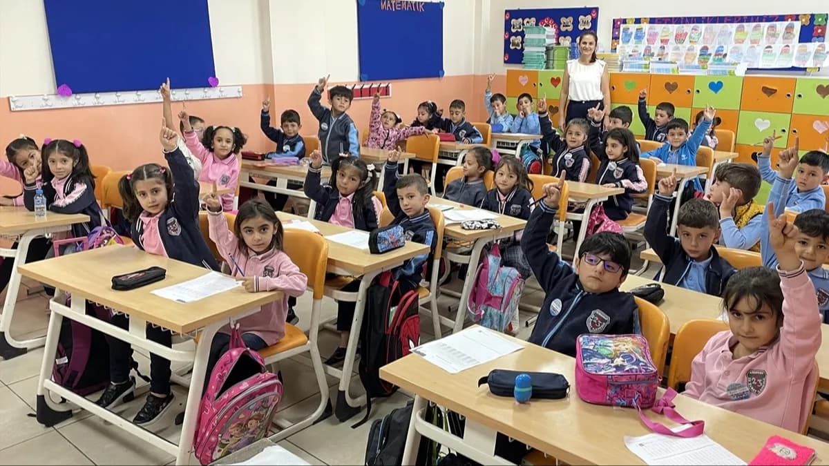 Okula uyum eğitimi kapsamında sınıfta bulunan ilkokul öğrencileri ve öğretmen