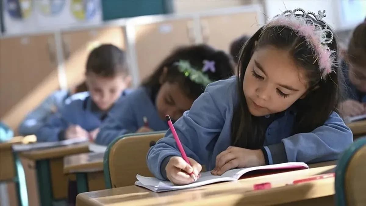Veliler dikkat: Okul kıyafetlerinde yeni dönem başlıyor! Arma zorunlu mu, masraf ne kadar olacak?