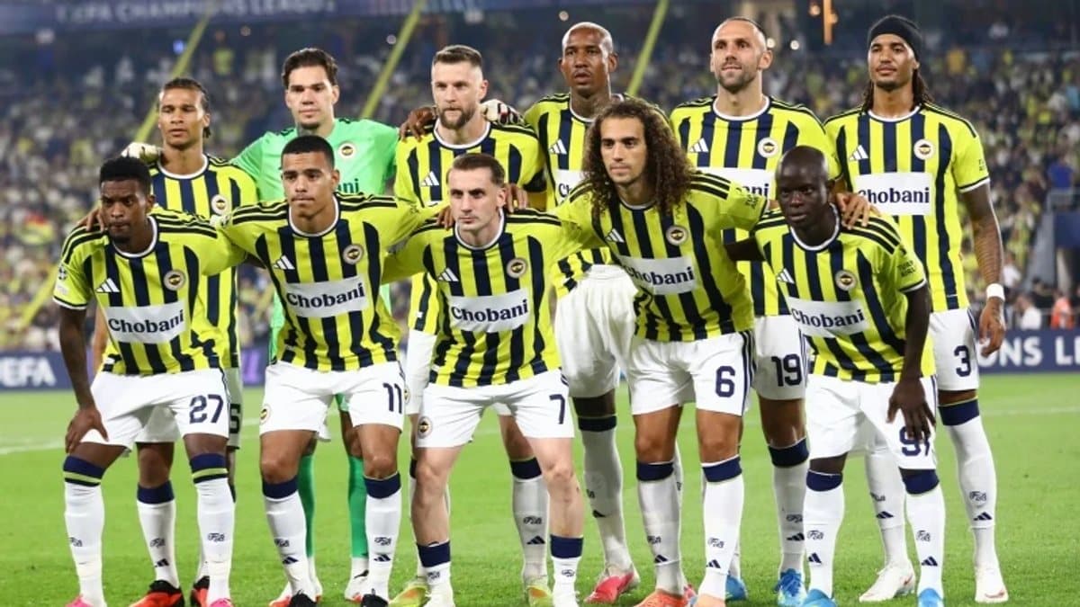 Groupama Stadı'nda Fenerbahçe ve Olimpik Lyon oyuncularının maç öncesi sahadaki görüntüsü.