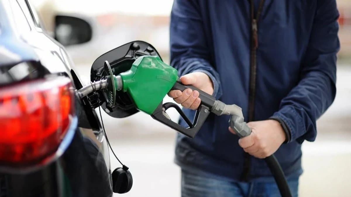 Akaryakıt istasyonunda motorin pompası ve yakıt tabancası.