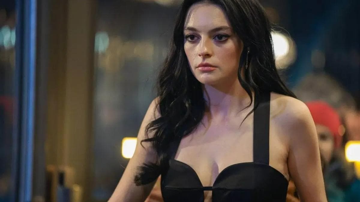 Melis Sezen'in tatilde ayna karşısında çekilmiş sosyal medya paylaşımı.