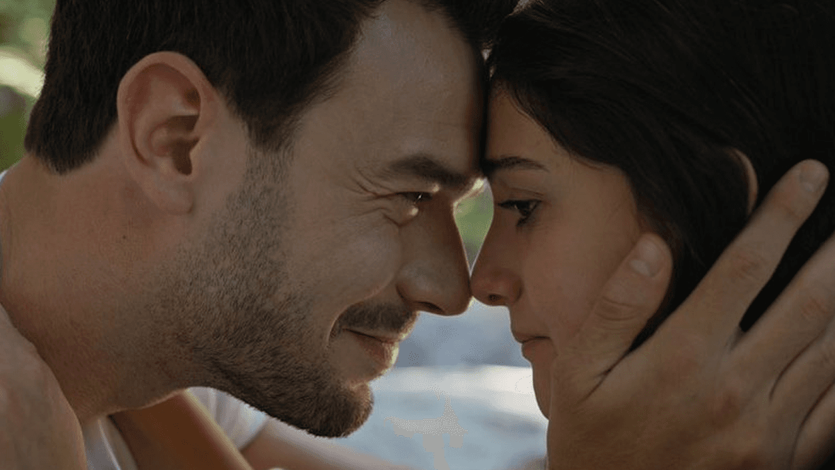 Sevdiğim Sensin dizisinin ikinci sezon tanıtımından Aytaç Şaşmaz ve Helin Kandemir'in yer aldığı sahne.