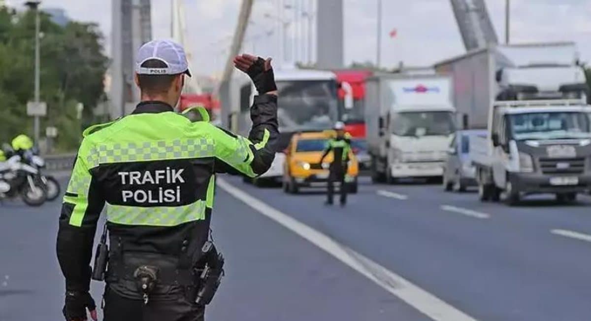 İstanbul'da toplu taşıma aracı ve okul açılışı dönemindeki ulaşım yoğunluğu