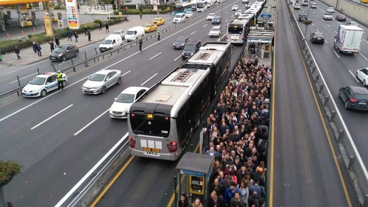 30 Ağustos’ta toplu ulaşım ücretsiz mi, hangi ulaşım araçları ücretsiz? İETT, metro, metrobüs, İZBAN, Başkentray ve Marmaray bedava mı?