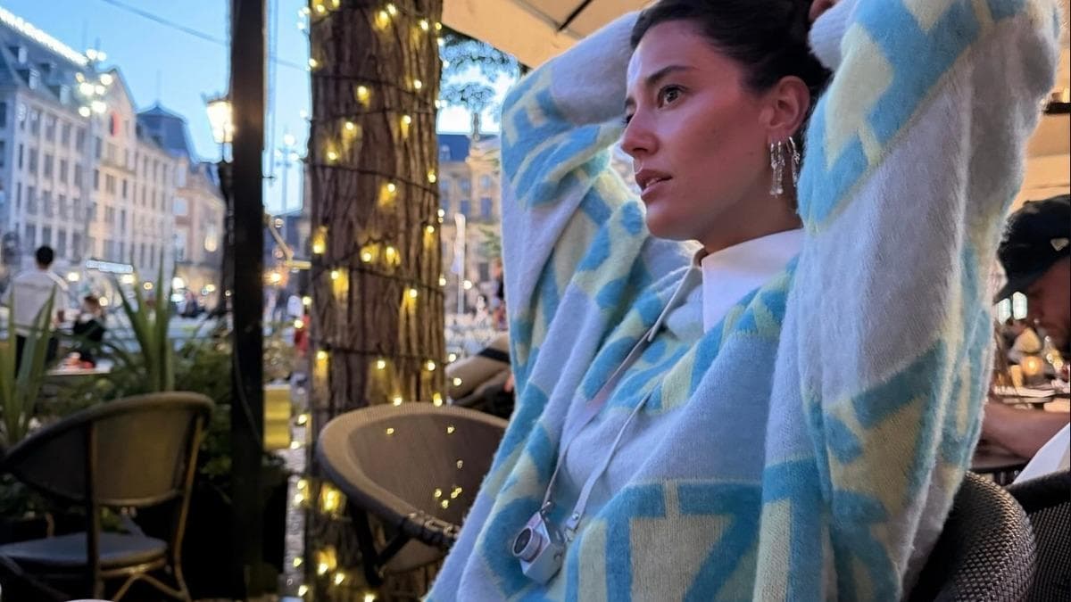 Pelin Akil’in metal kaşıkları vücudunda düşmeden dururken gösterdiği sosyal medya videosundan bir kare.