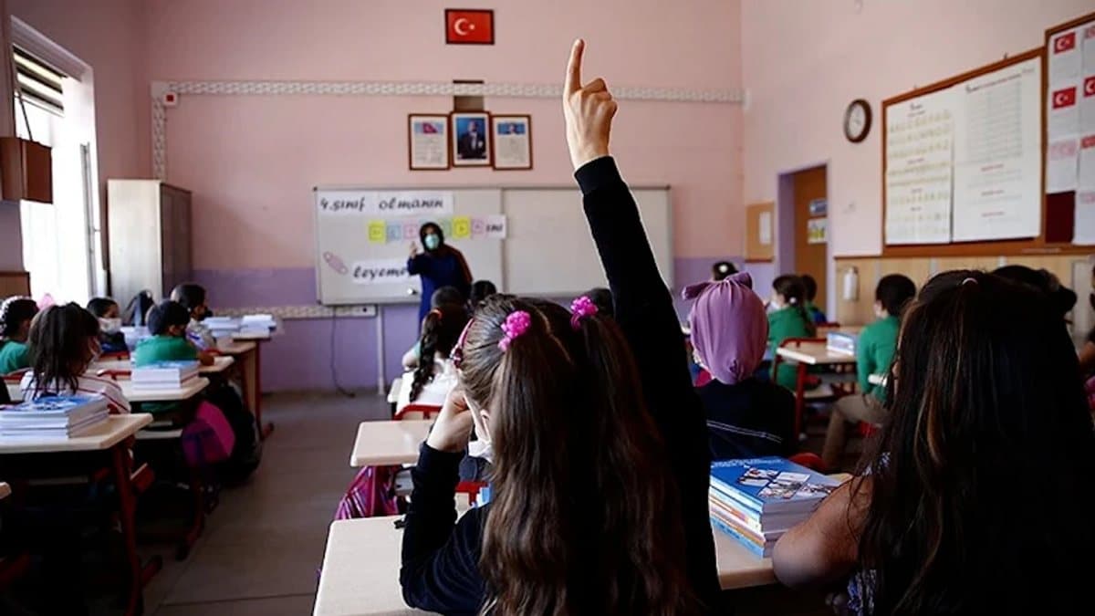 Öğretmen adayları ve MEB-AGS sınav sürecini temsil eden görsel.
