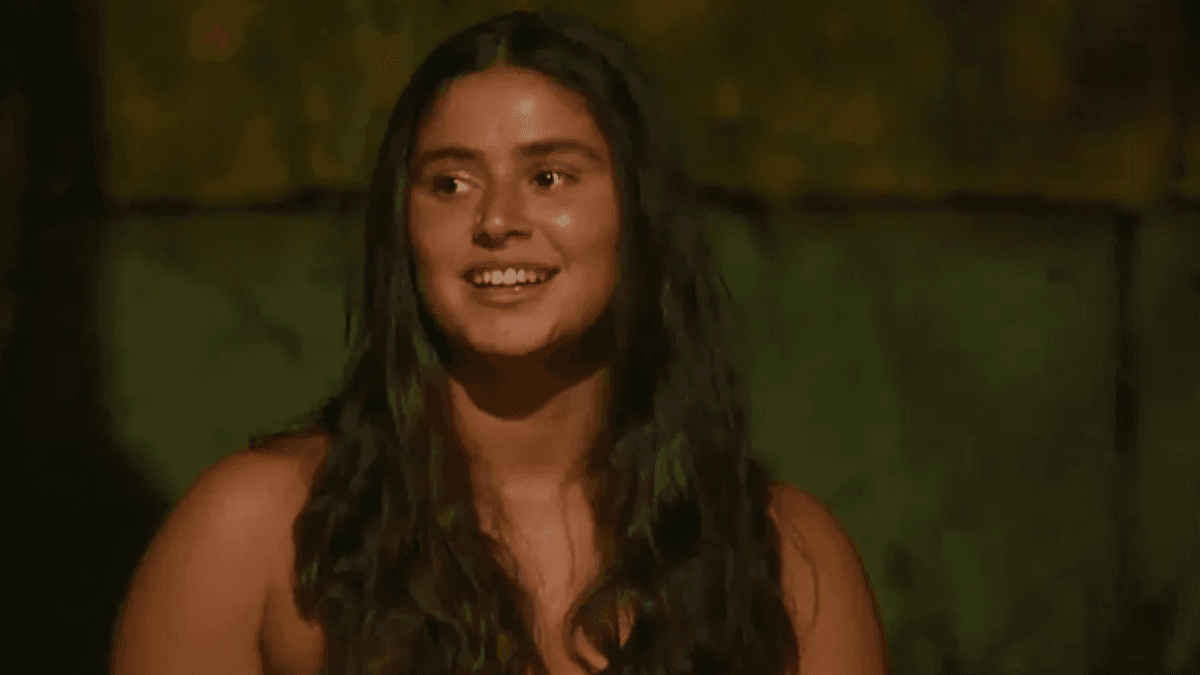 Ayşe Yüksel ile Sercan Saray düğün kıyafetleriyle yağmur altında dans ederken.