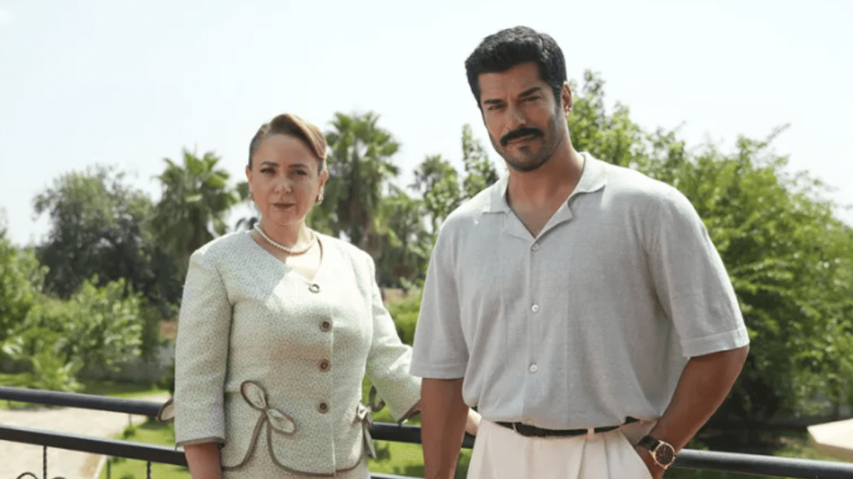 Güneşin Doğduğu Yer dizisinin Burak Özçivit, Sibel Taşçıoğlu ve diğer oyuncuların yer aldığı tanıtım afişi.