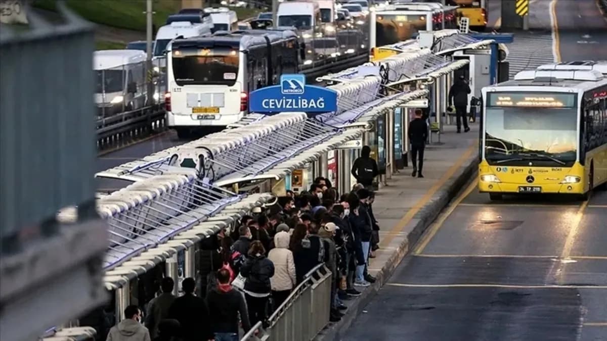 Yarın toplu taşıma ücretsiz mi, bedava mı? 30 Ağustos'ta otobüs, metro, metrobüs ve tramvay ücretsiz mi?