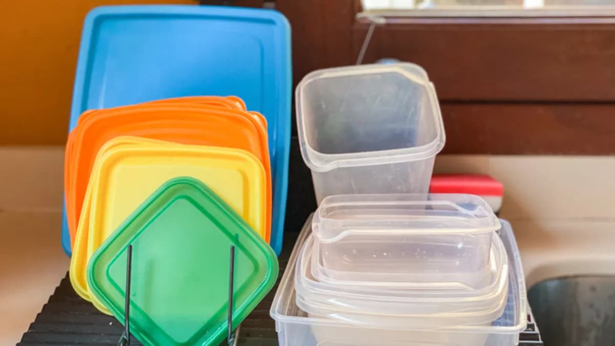 Plastik kaplardaki yağ lekesi nasıl çıkar? Karbonatlı macun nasıl uygulanır?