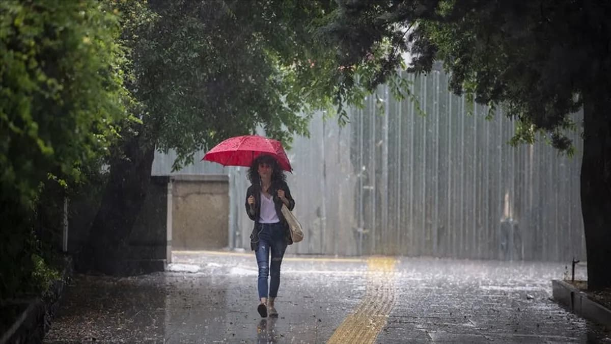 Meteoroloji'nin 25 il için sarı ve turuncu kodlu alarmında İstanbul'da yağış bekleniyor mu, kuvvetli sağanak hangi bölgelerde görülecek?