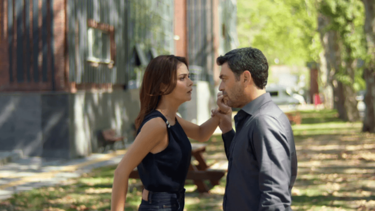 Ozan Akbaba ve Sinem Ünsal, Uzak Şehir'in Budapeşte çekimleri sırasında birlikte görüntüleniyor.