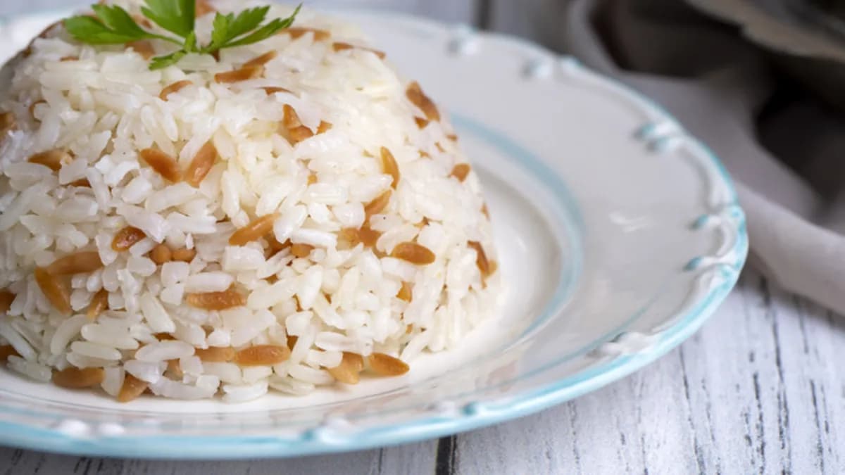 Bir tencerede bekletilen pirinç pilavı.