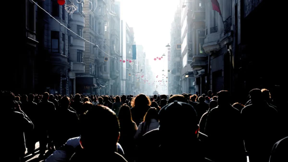 Yoğun nüfuslu büyük bir şehir manzarası