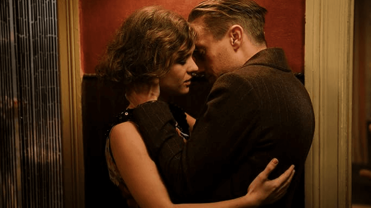 Televizyon ekranında Berlin silüeti eşliğinde Babylon Berlin dizisini çağrıştıran dönem atmosferli görüntü.