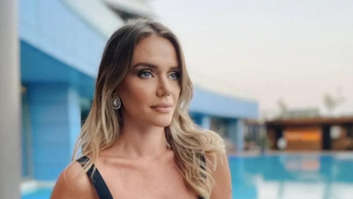 Ecem Karavus'un tatilde bikinisini kot şortla kombinleyerek verdiği poz.