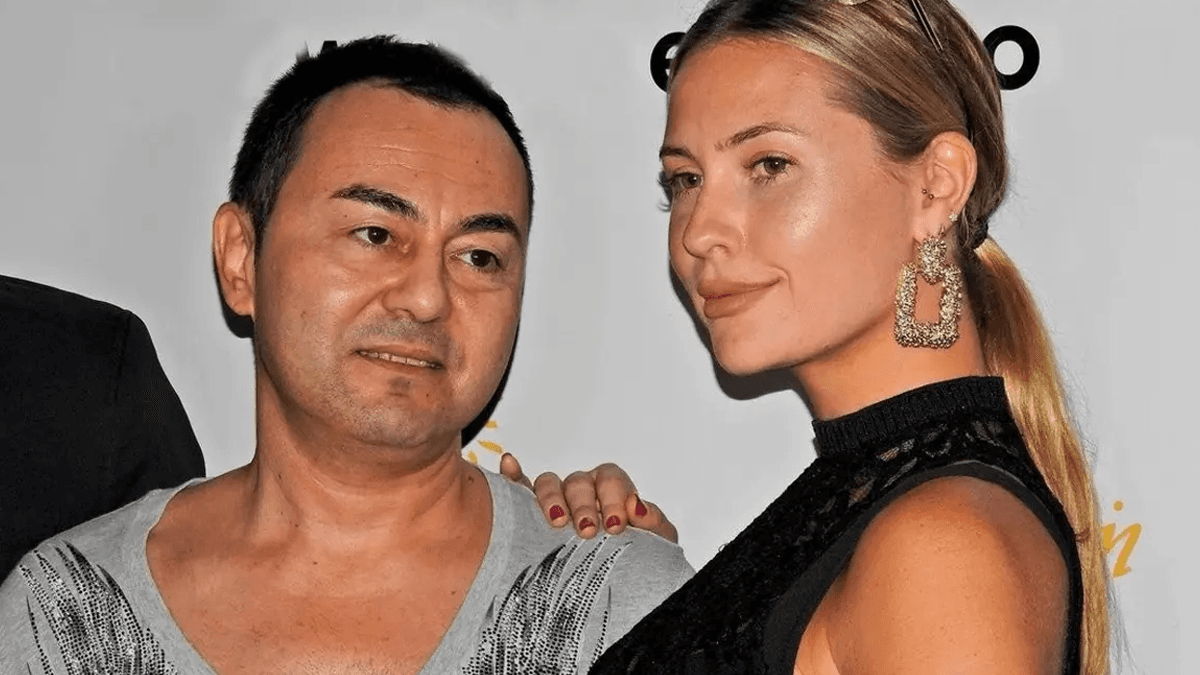 Chloe Loughnan’ın hamilelik paylaşımını temsil eden karnı burnunda portresi.
